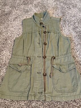 Maurices ladies cargo utility style military sleeveless, green button up vest